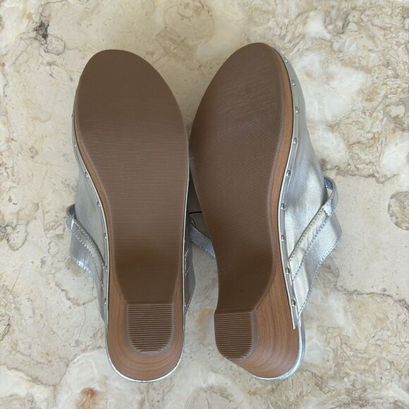 NWOT Gap Silver Faux Leather Clogs - Picture 11 of 12